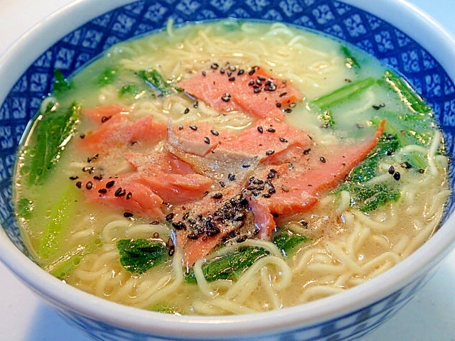 インスタントで　小松菜とサーモンの豚骨ラーメン