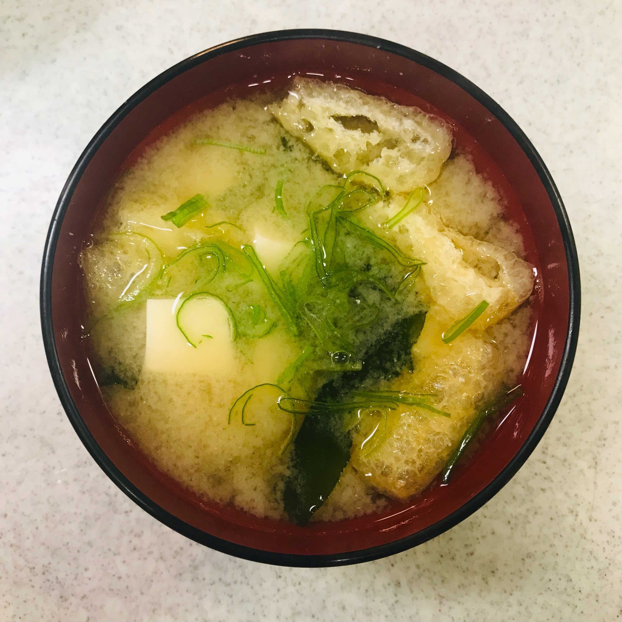 わかめと豆腐と小揚げの味噌汁