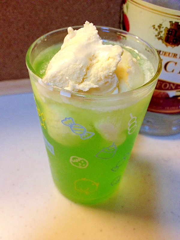 グラスに注がれたクリームソーダ風カクテル