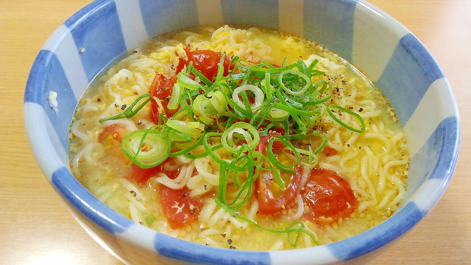 粗びき胡椒でピリッと決まる！卵とトマトの塩ラーメン