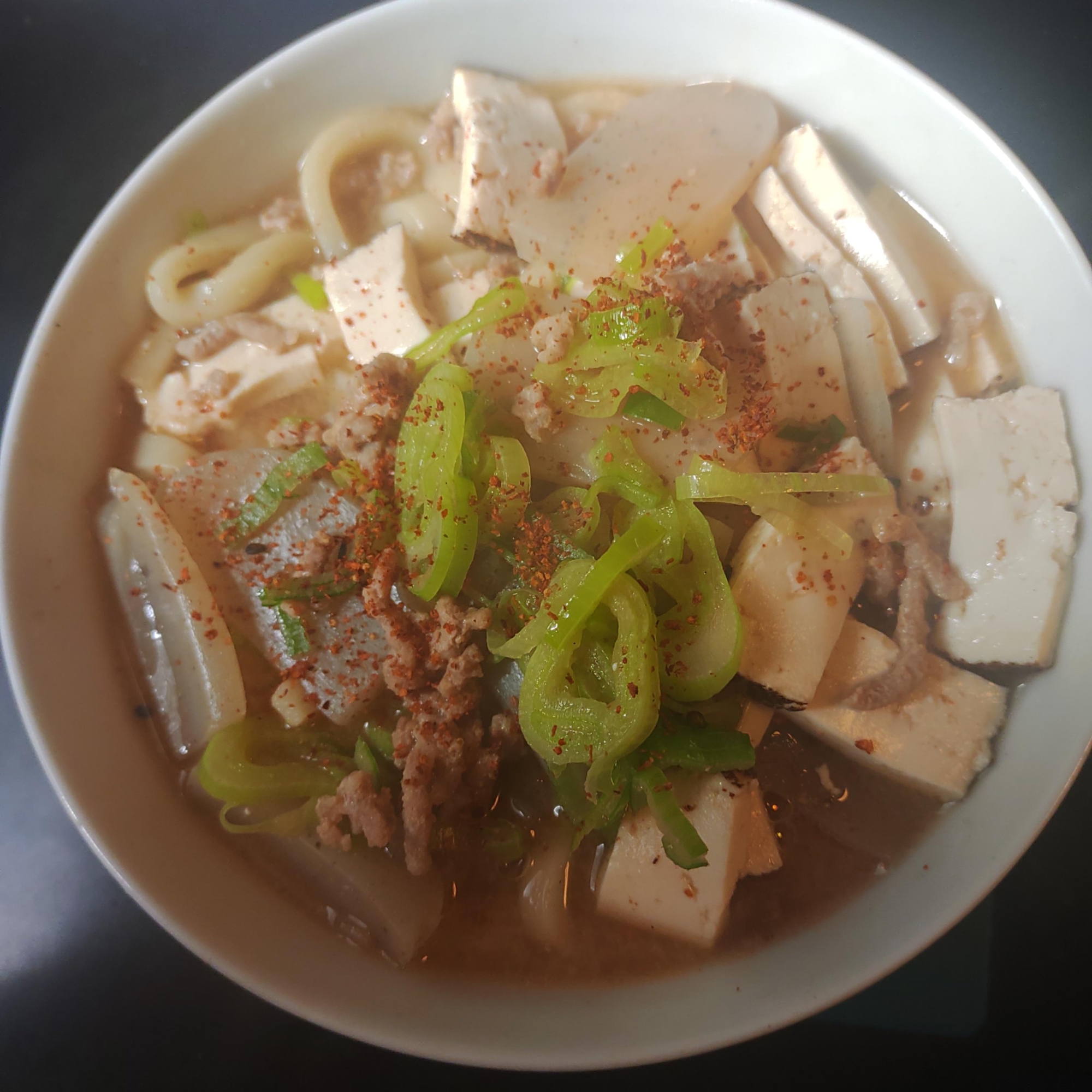 焼き豆腐、こんにゃく、ねぎ、豚汁うどん