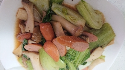 チンゲン菜とウインナーときのこのオイスター炒め