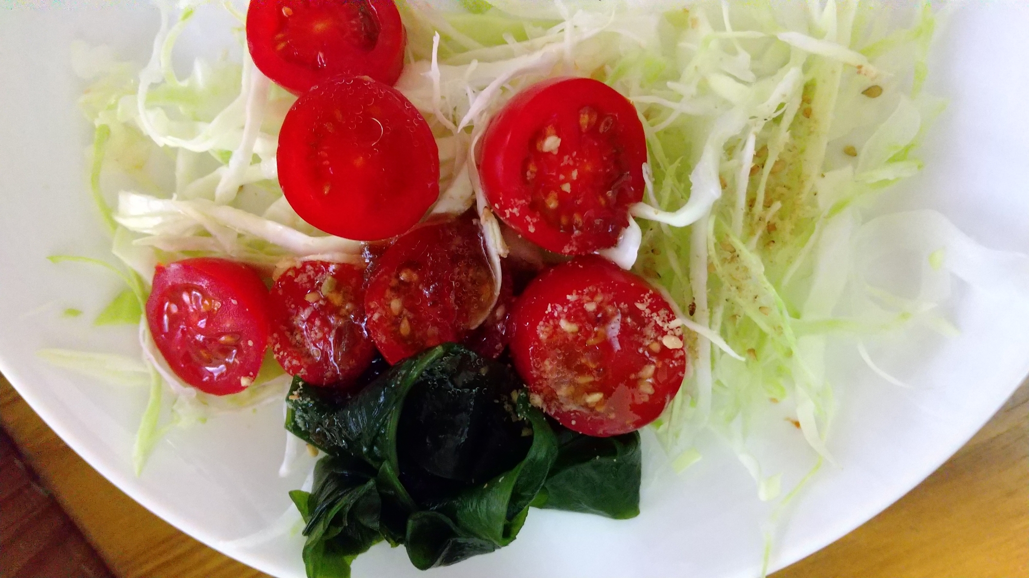 わかめとトマトのごま油サラダ