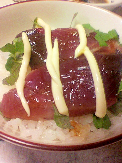 カツオのにんにくマヨ丼