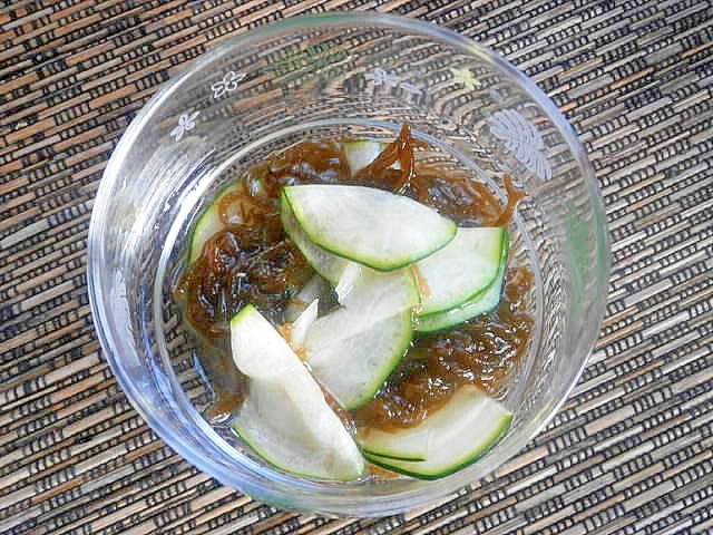 ガラスの器に盛り付けたズッキーニのもずく和え