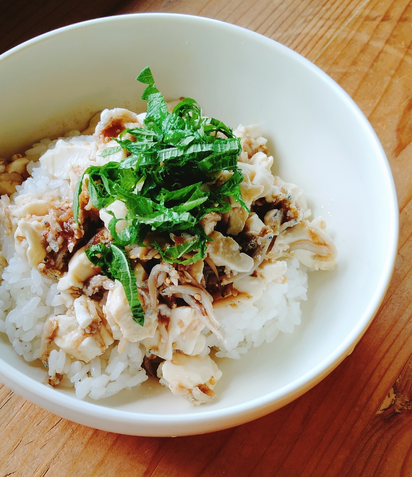 梅干し入りでさっぱり美味しい!豆腐しらす丼