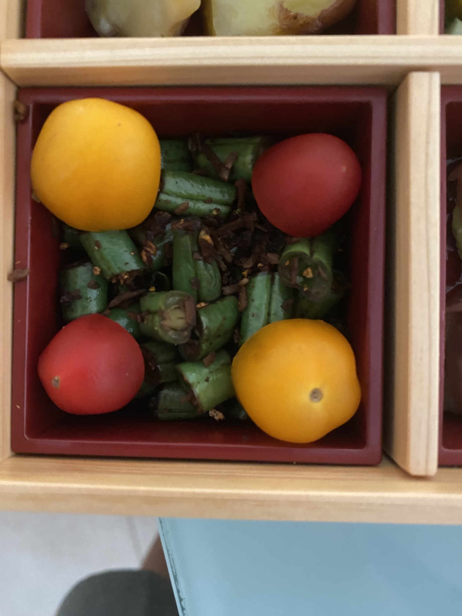 インゲン炒め、ココナッツシュレッダー和え