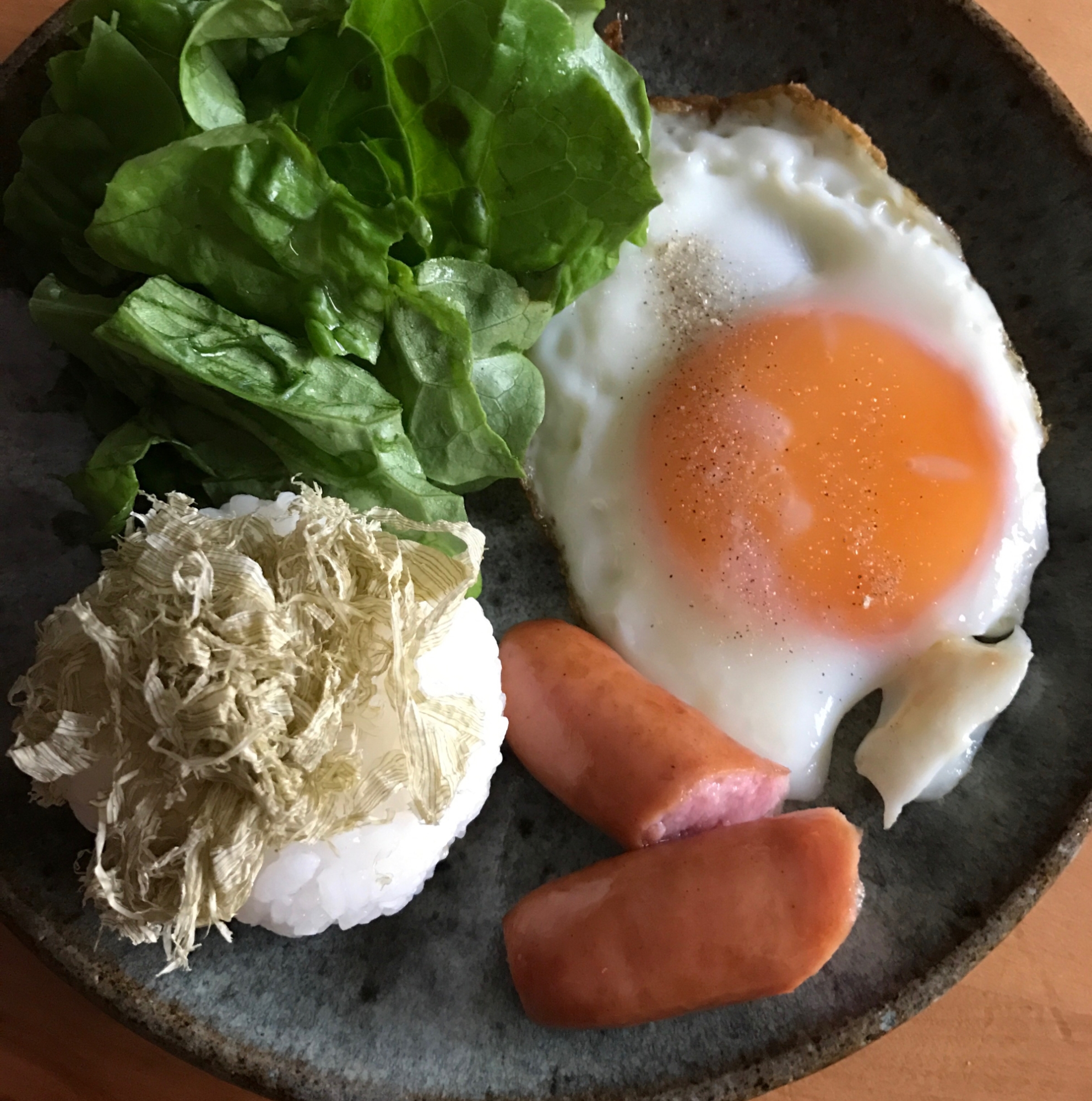 とろろ昆布梅おむすびと目玉焼きの朝ごはん