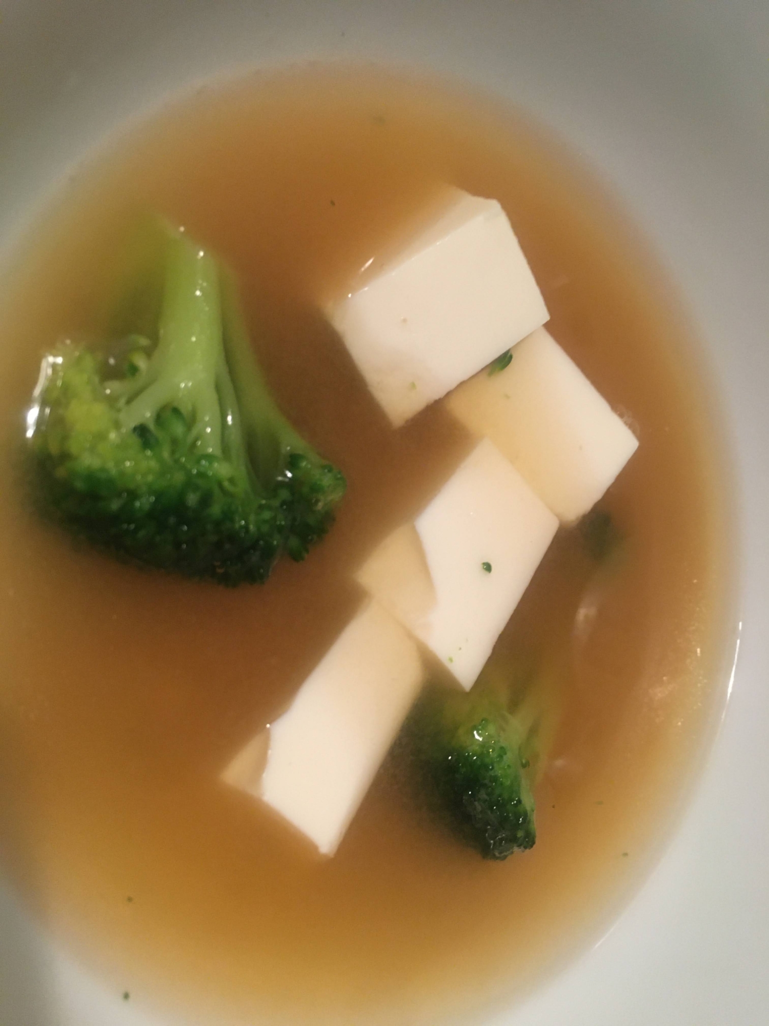 豆腐とブロッコリーの味噌汁