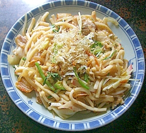 ちょっぴりピリッ！！キムチ焼きうどん