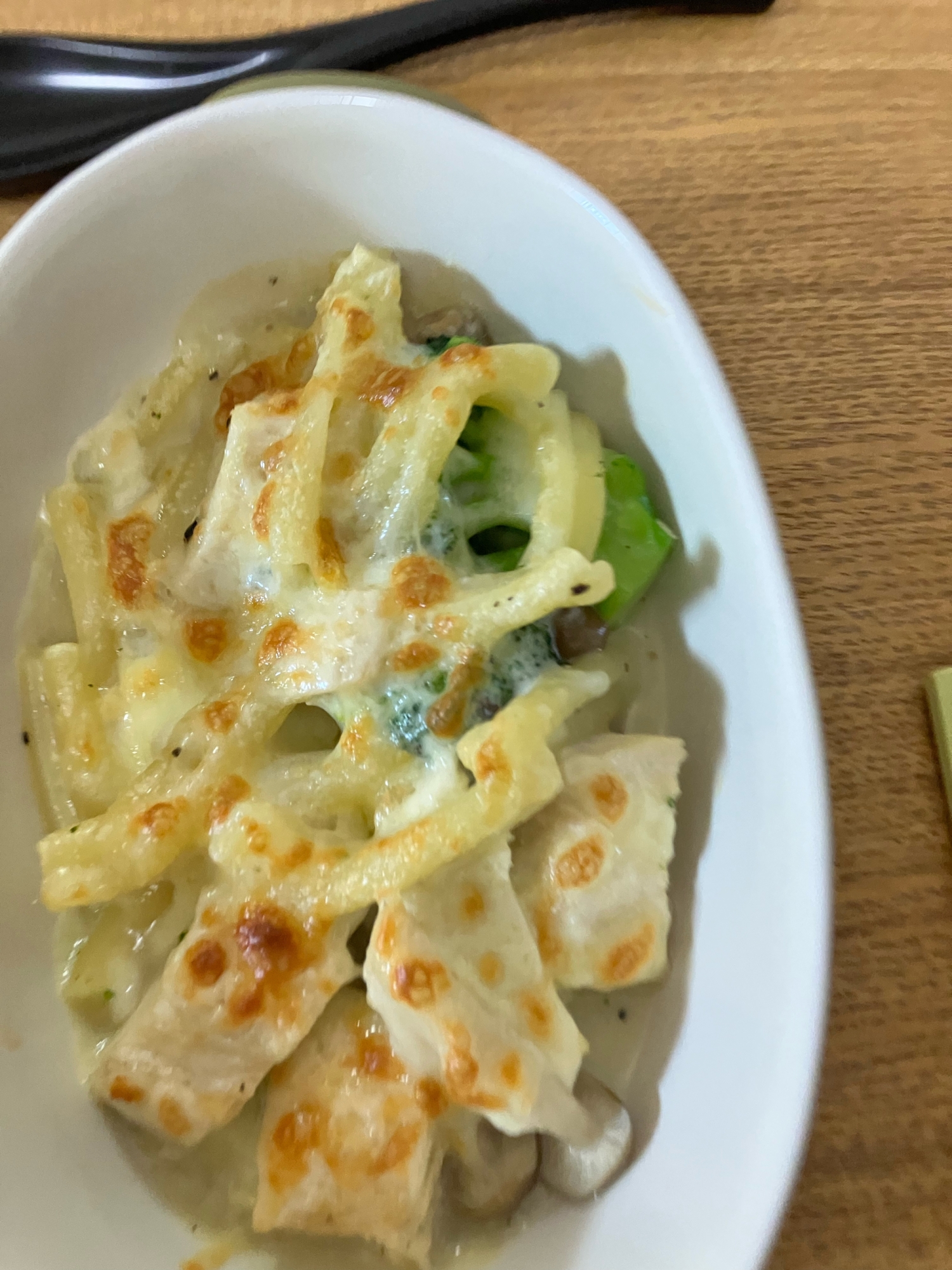 白い皿に盛られた鶏ハムとブロッコリーのカルボナーラグラタン風