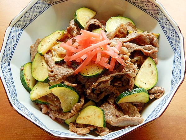 男の方にも❤焼肉のタレで焼き牛丼♪（ズッキーニ）