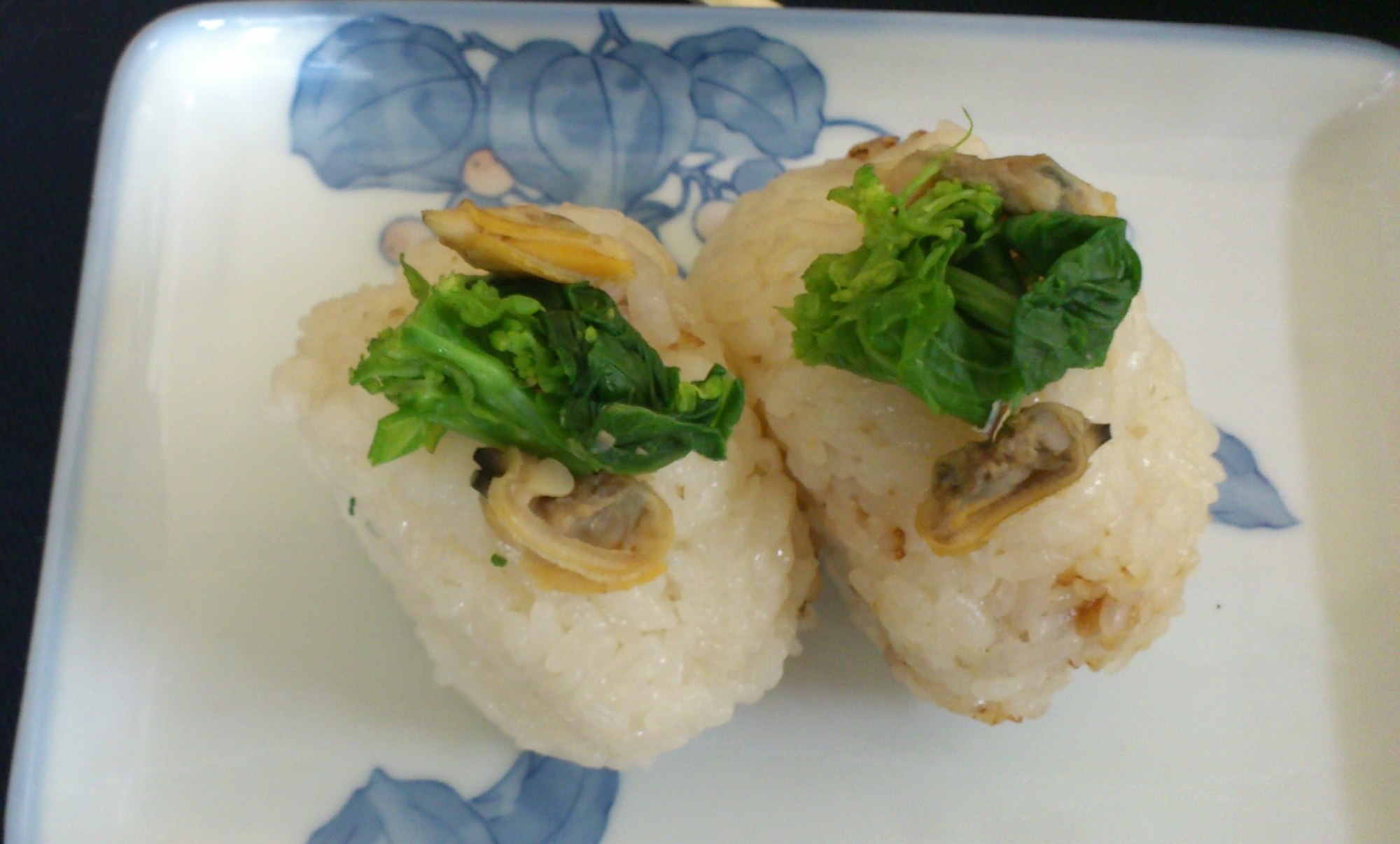 春を感じる♪菜の花とあさりの炊き込みご飯のおにぎり