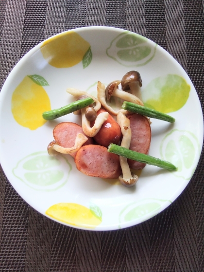 ゴーヤしめじウインナーのごま油炒め