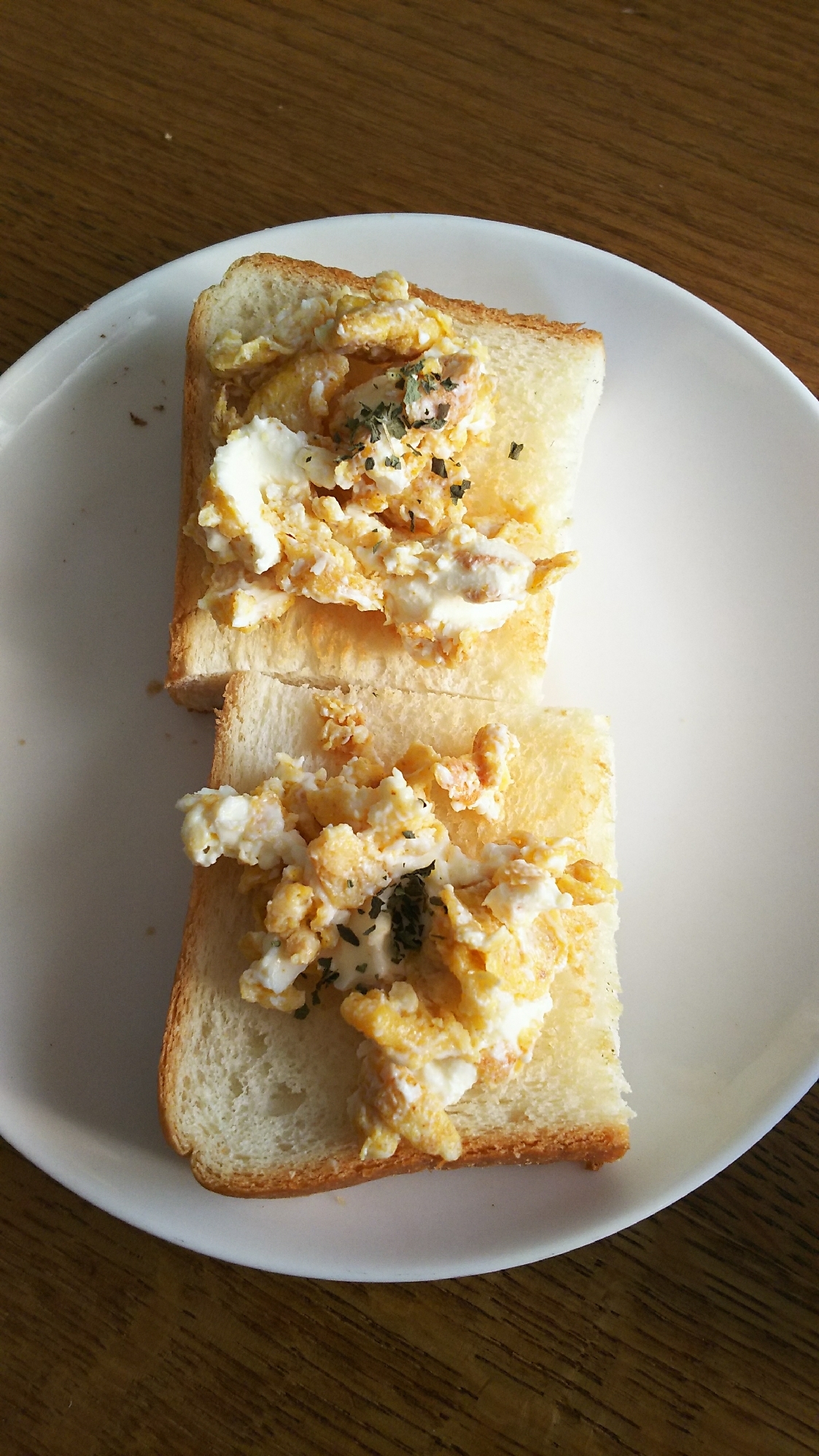 炒り卵とクリームチーズのトースト