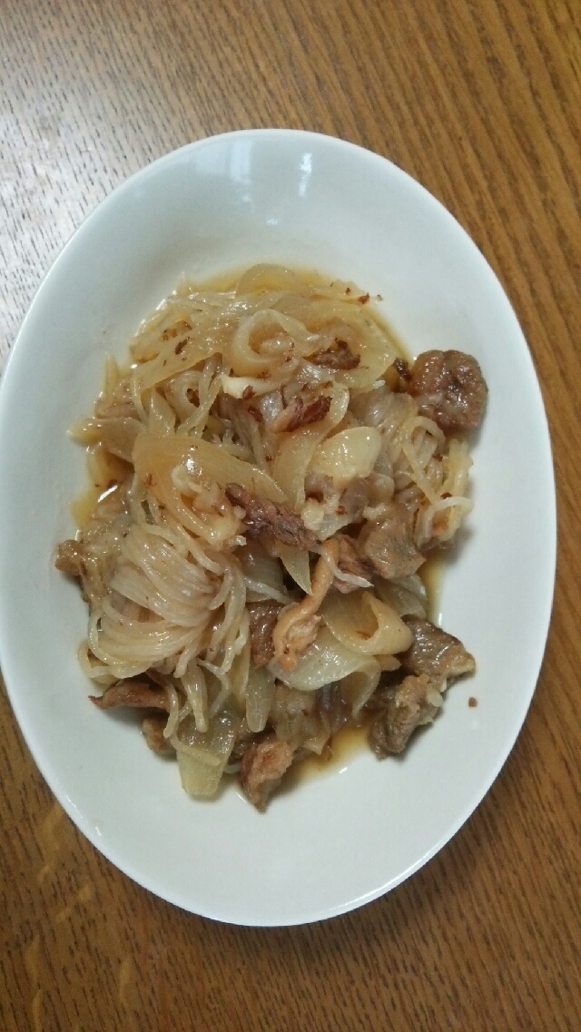 糸こんにゃくと玉ねぎ、牛肉の煮込み