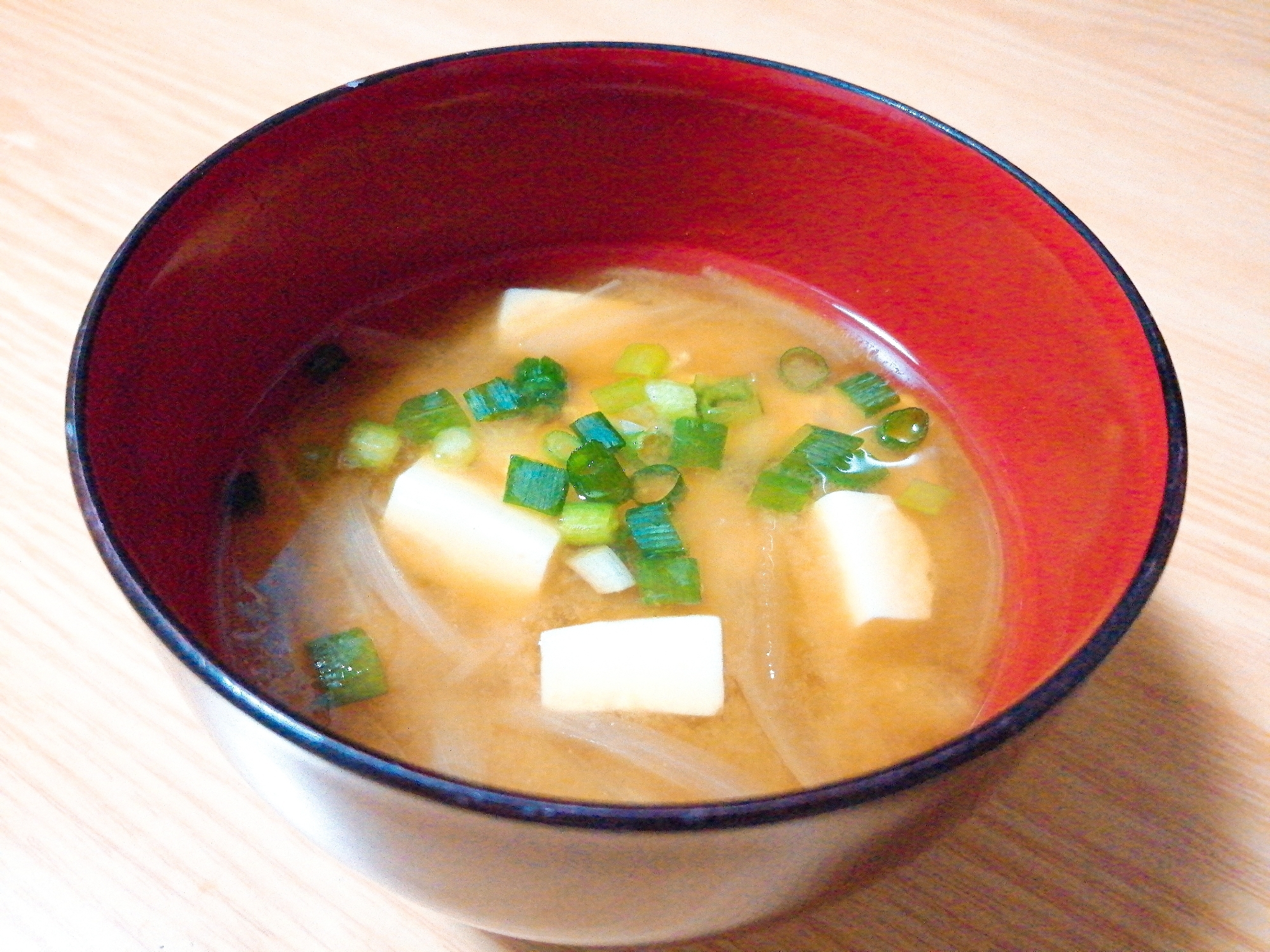 玉ねぎと豆腐と小ねぎの味噌汁