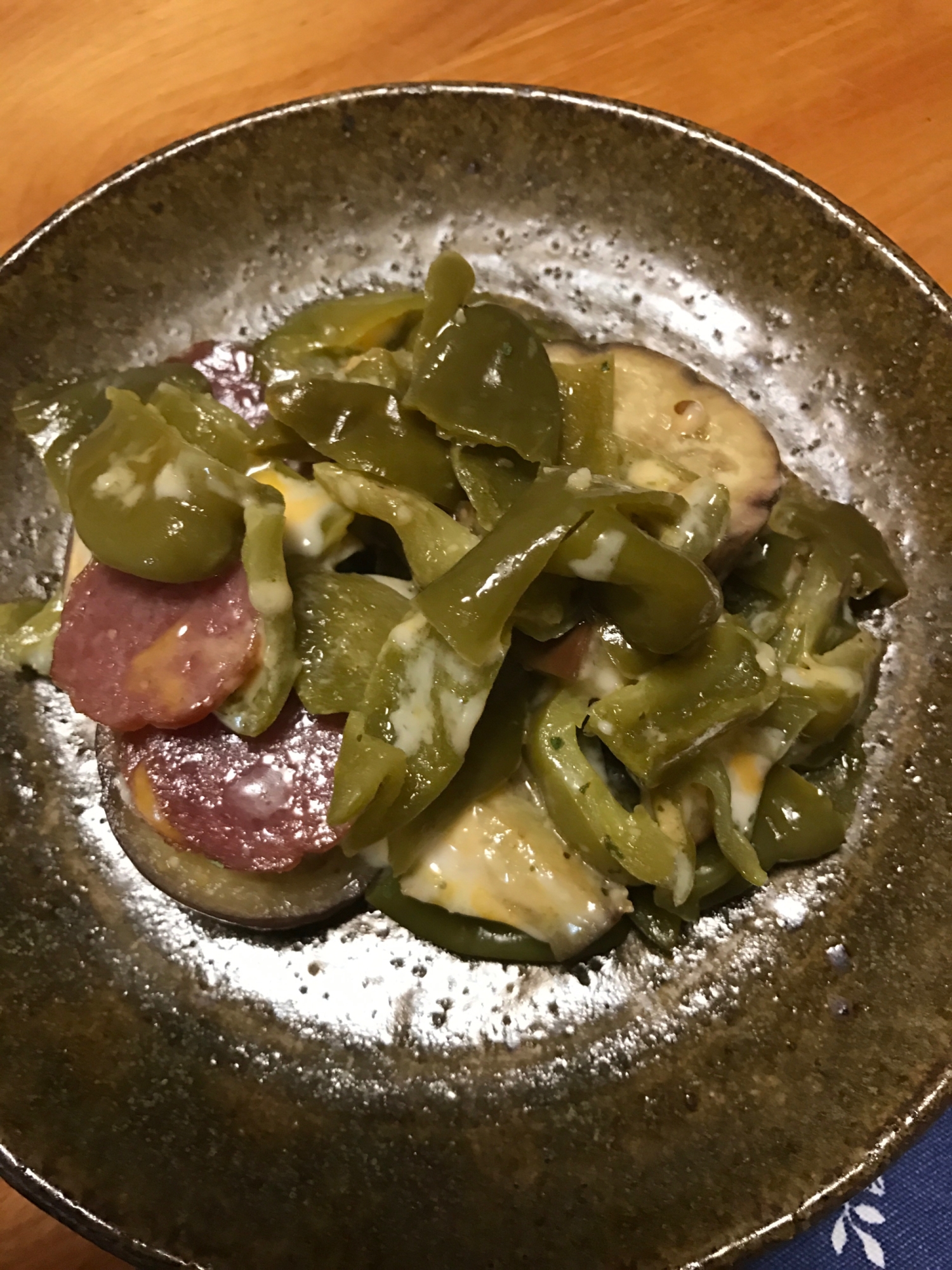 サラミと夏野菜のチーズ焼き