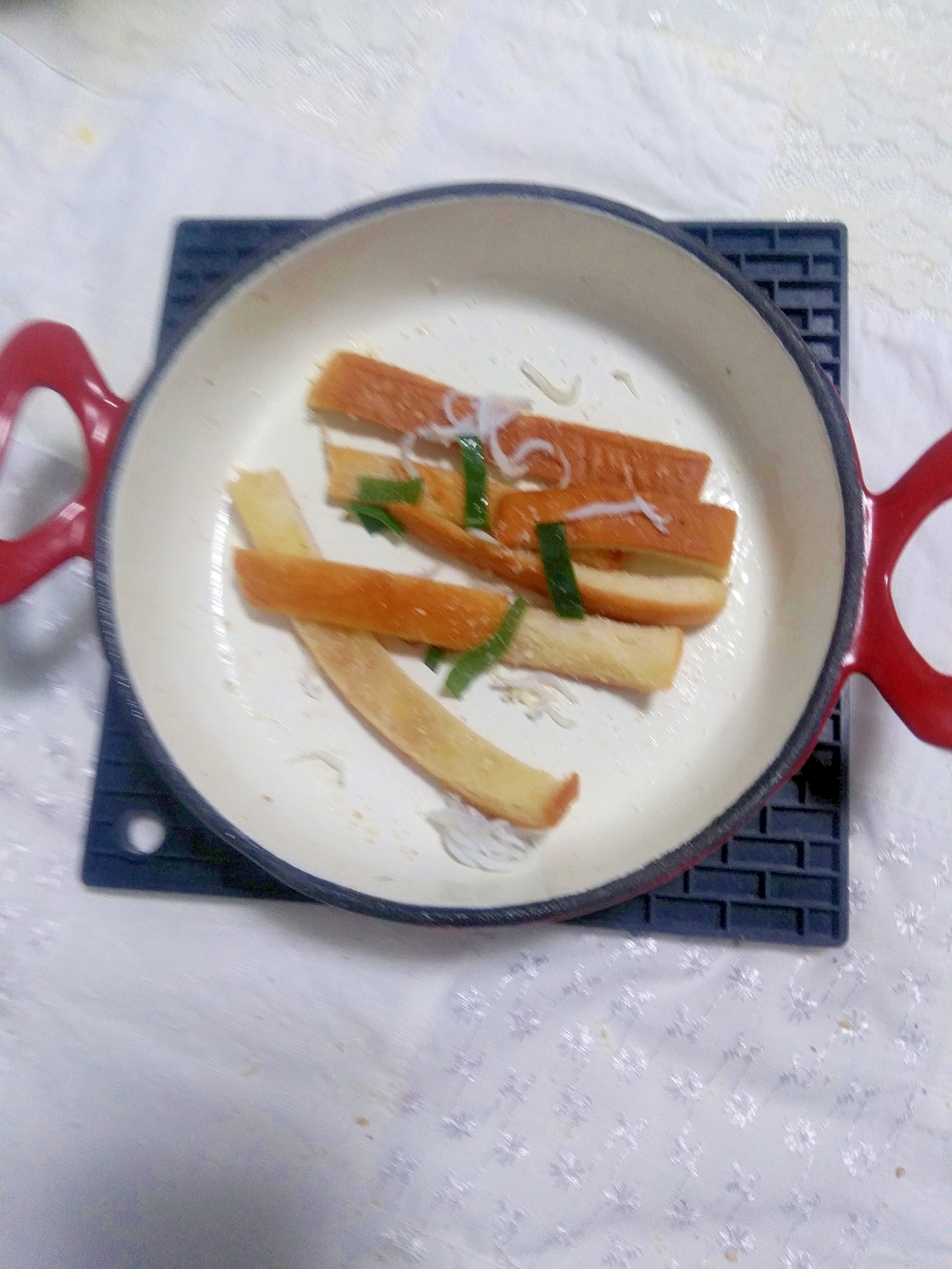 スキレットでガーリックトーストしらす添え