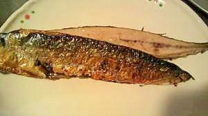 フライパンで焼き魚（サンマの開き）