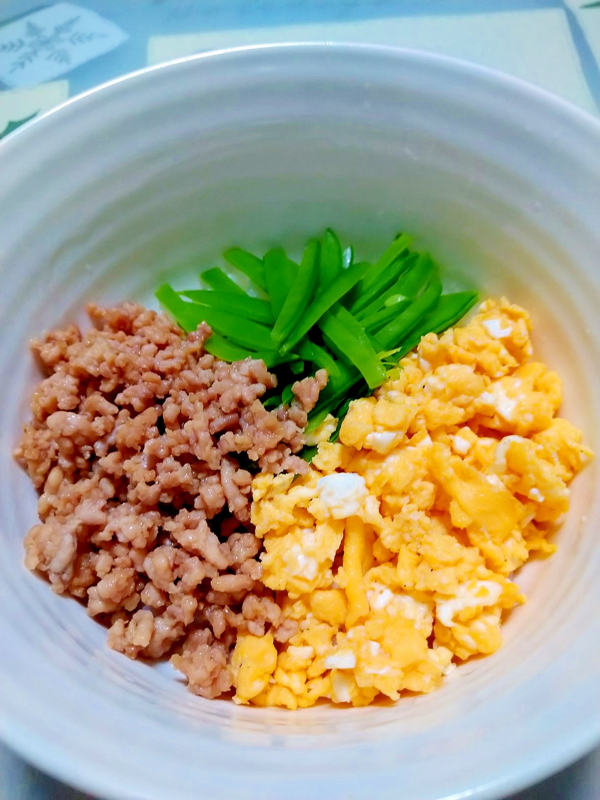 三色鶏そぼろ丼