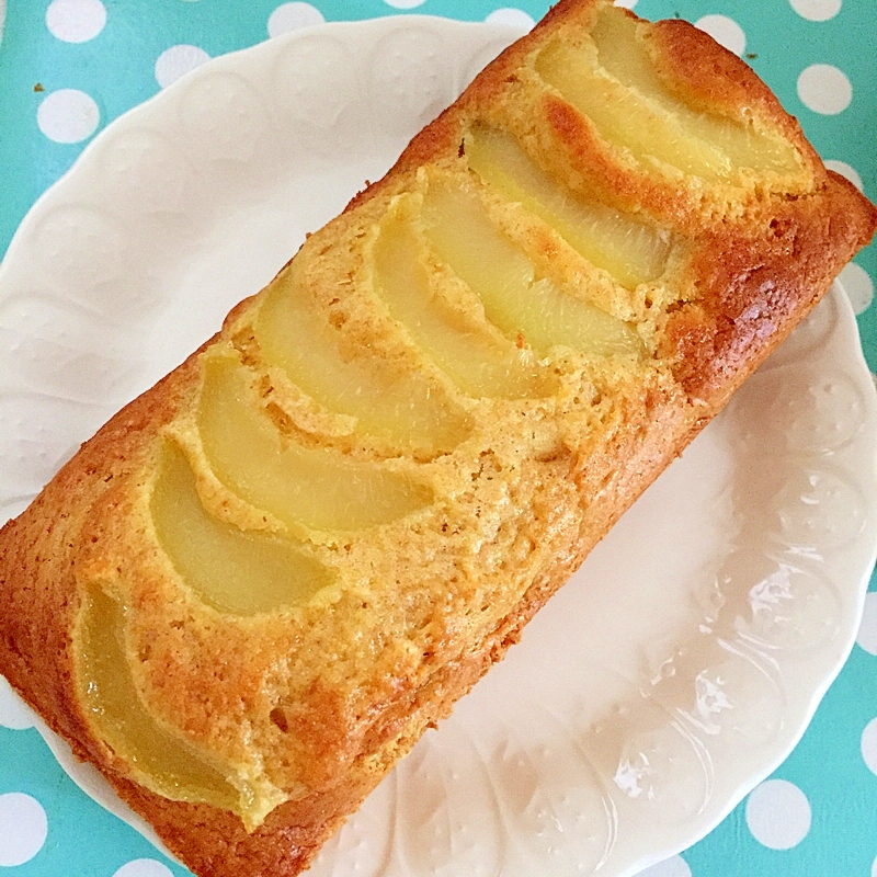 白い丸プレートにのせた白桃缶パウンドケーキ