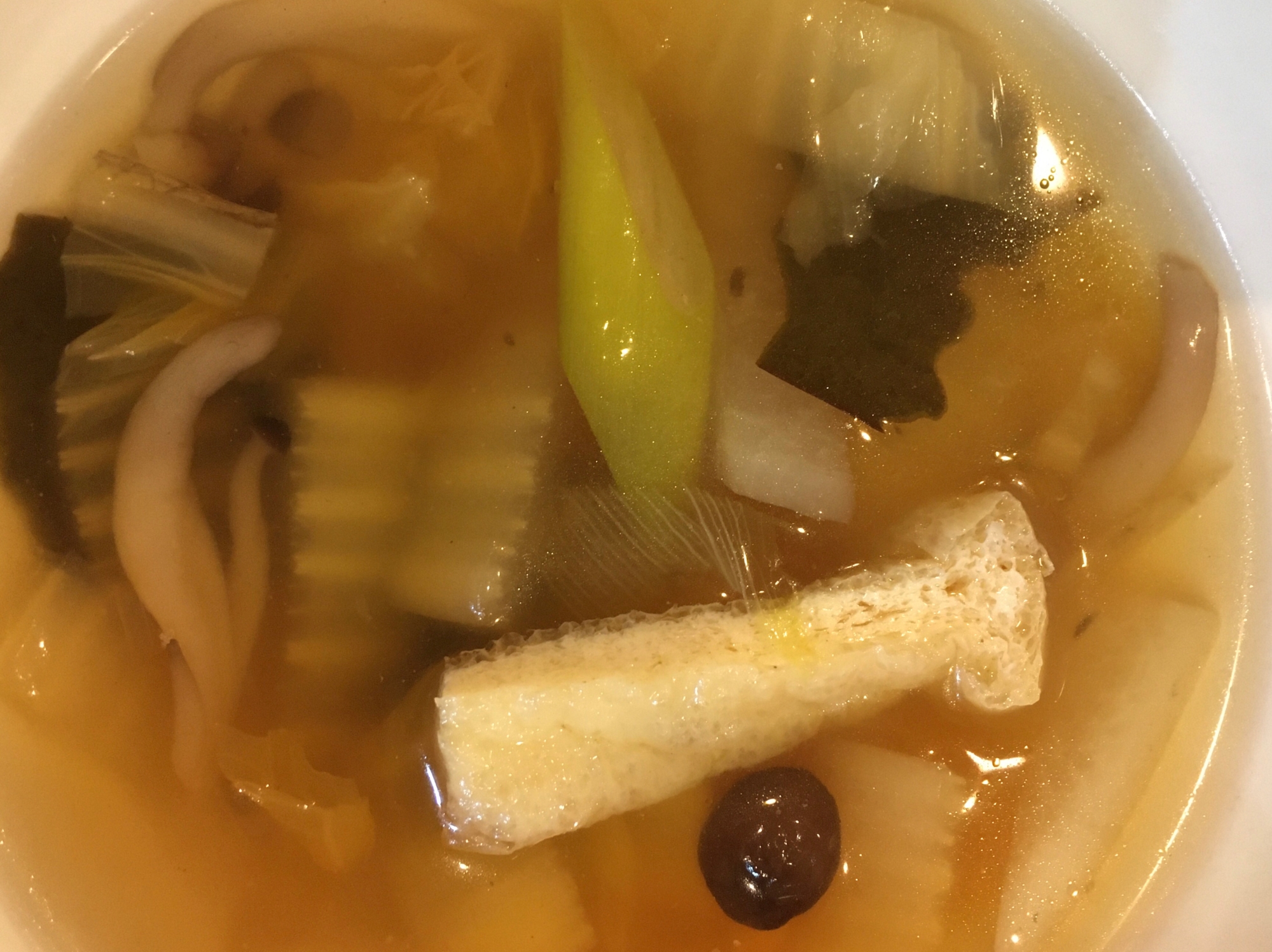 白菜としめじと大根と昆布とネギと油揚げの汁物