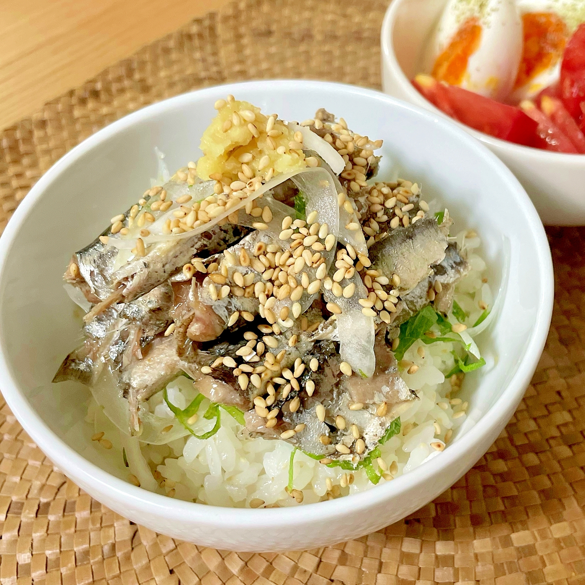 ごまとねぎたっぷり！オイルサーディン丼