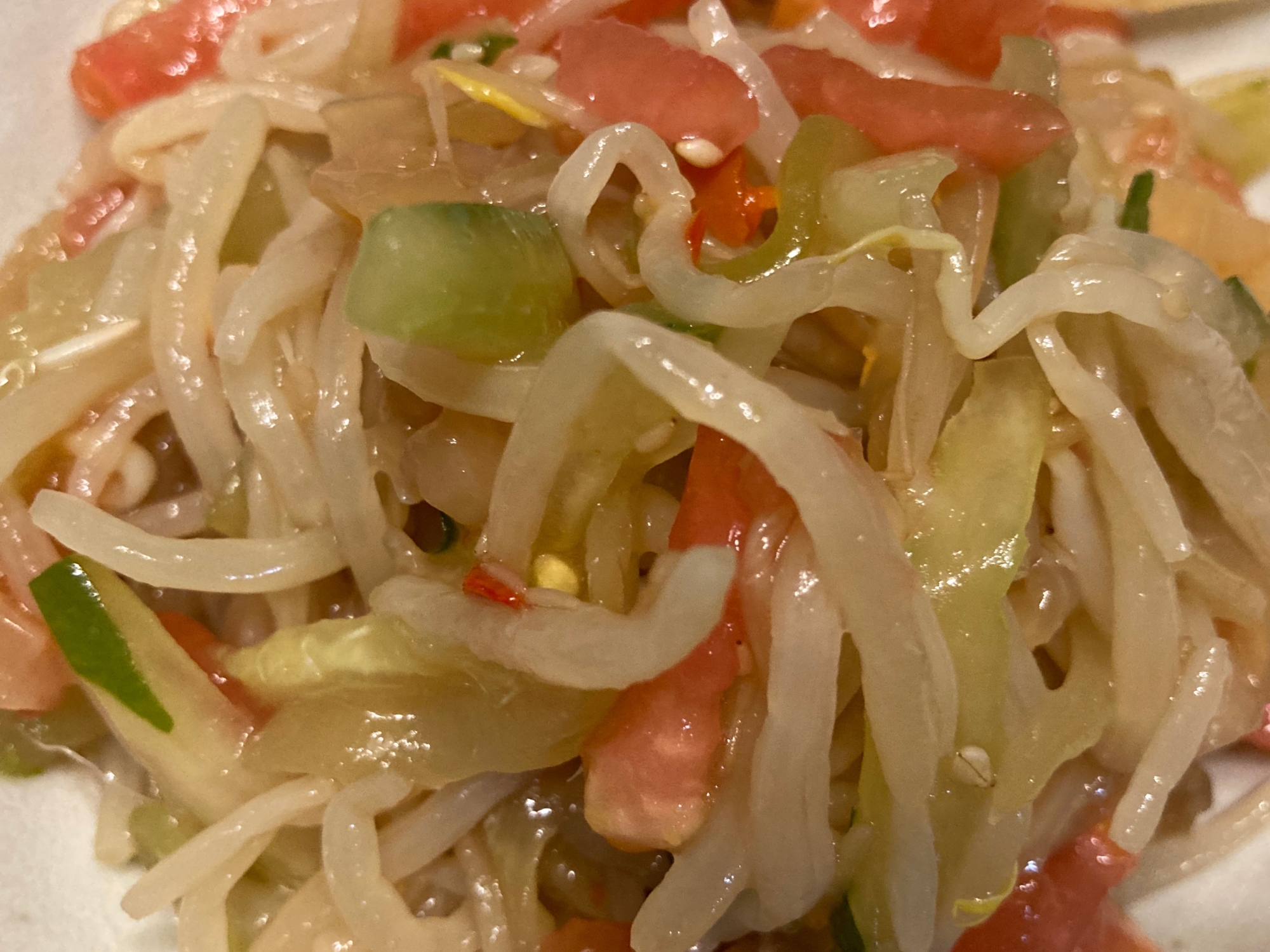 もやしとトマトときゅうりとくらげのピリ辛中華サラダ
