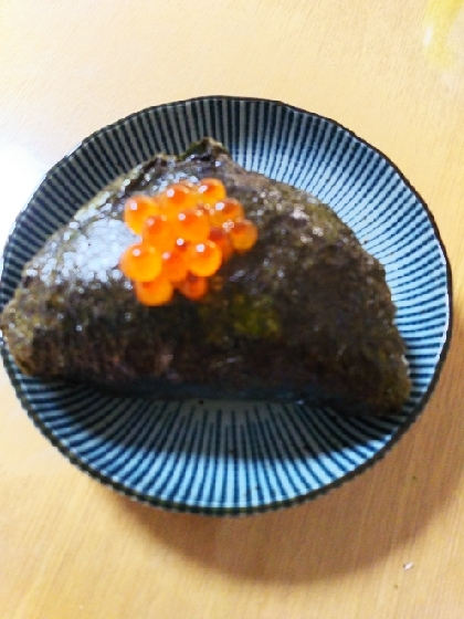 写真でいくらがわかるよう、上にもちょこっとのせました。
きのう手巻き寿司した残りで。おいしかったです(^_^)なるほどなおにぎりの作りかたでした。