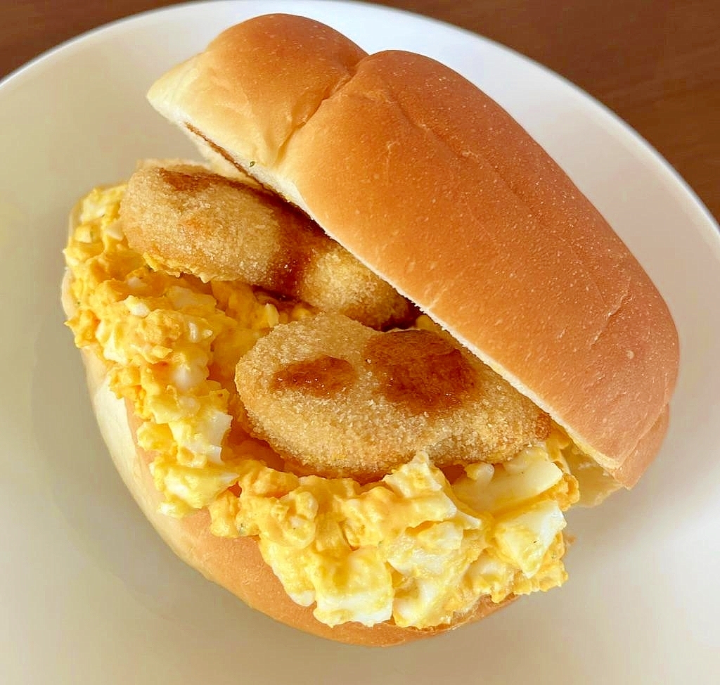 ナゲットと卵のロールパンサンドイッチ