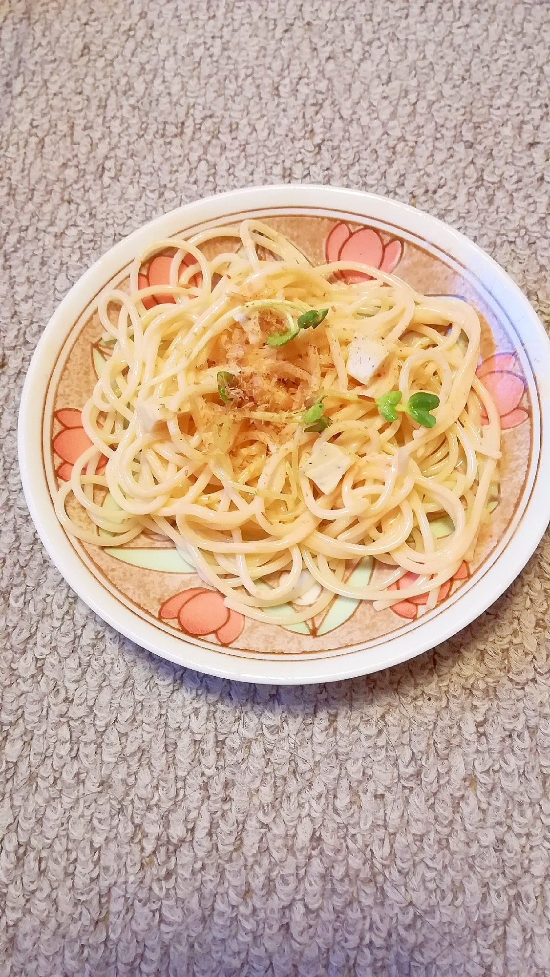 ツナマヨネーズソースのチーズおかかパスタ