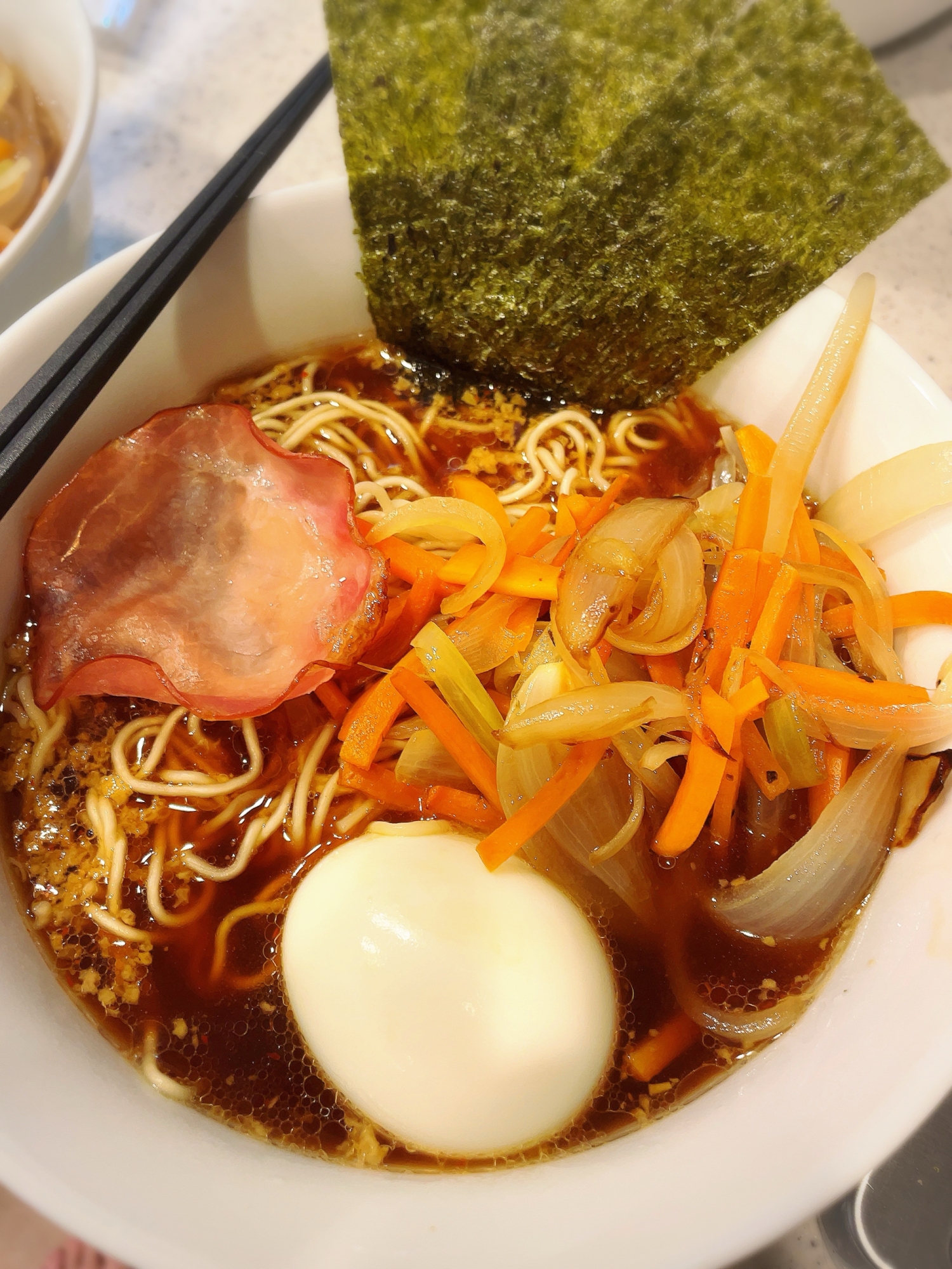 袋麺に一手間かけて　簡単野菜炒め乗せラーメン