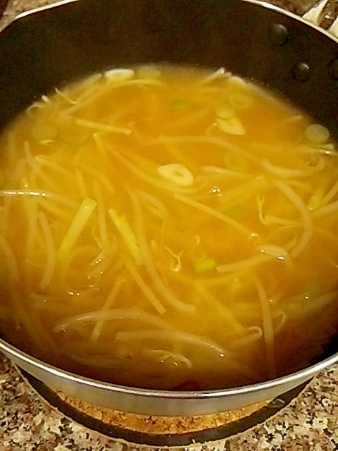 もやしと長ネギの味噌パスタスープ