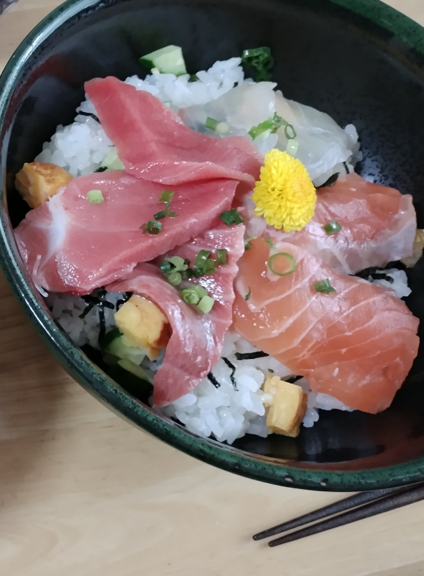 我が家の海鮮丼　きゅうりと卵入りは相性抜群です