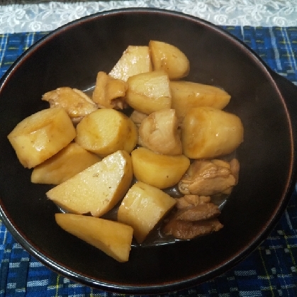 東のまるごと鍋！鶏の手羽先と里芋煮