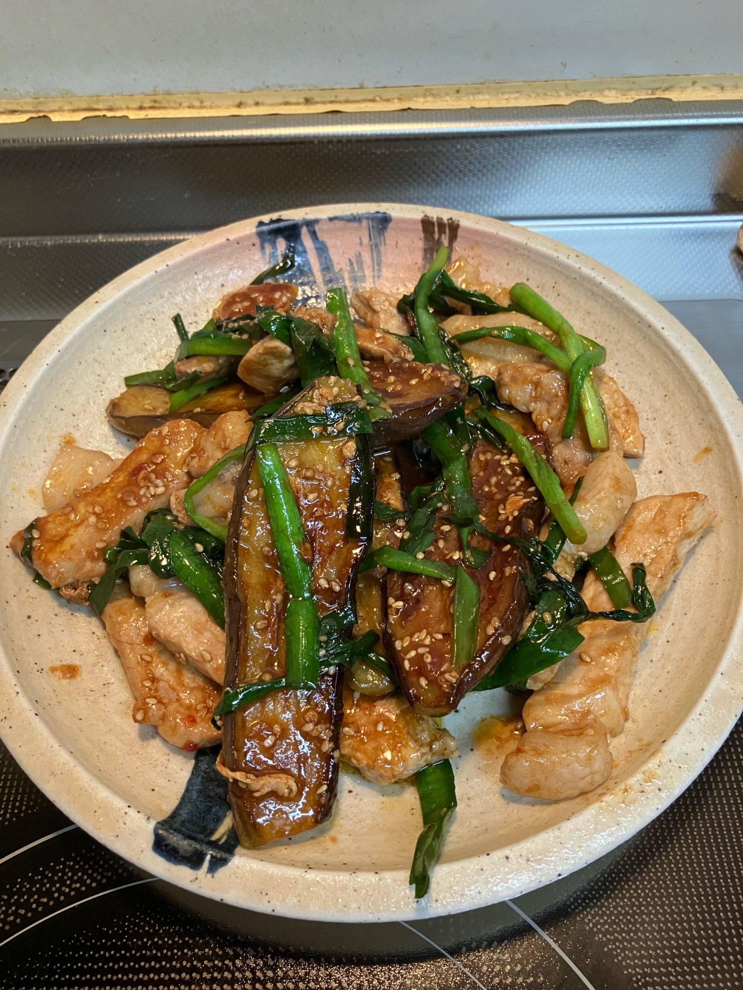 満腹♪豚ロース肉とナスとニラの旨辛炒め^_^