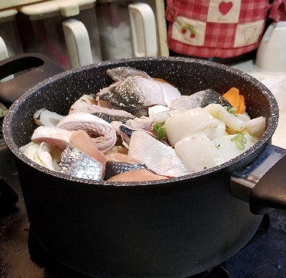 香川県出身の両親との家族団欒。いりこを沢山頂いたのでいつもの鍋とはちょっと違う鍋に。うどんはよくいりこで頂きますが鍋もありですね☺︎