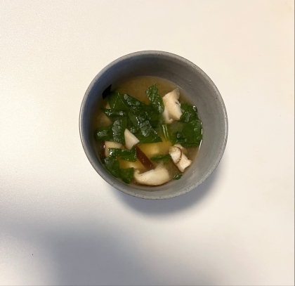 しいたけ、わかめ、油揚げのお味噌汁
