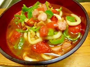 ピーマンとトマトとソーセージのカレー煮込みうどん