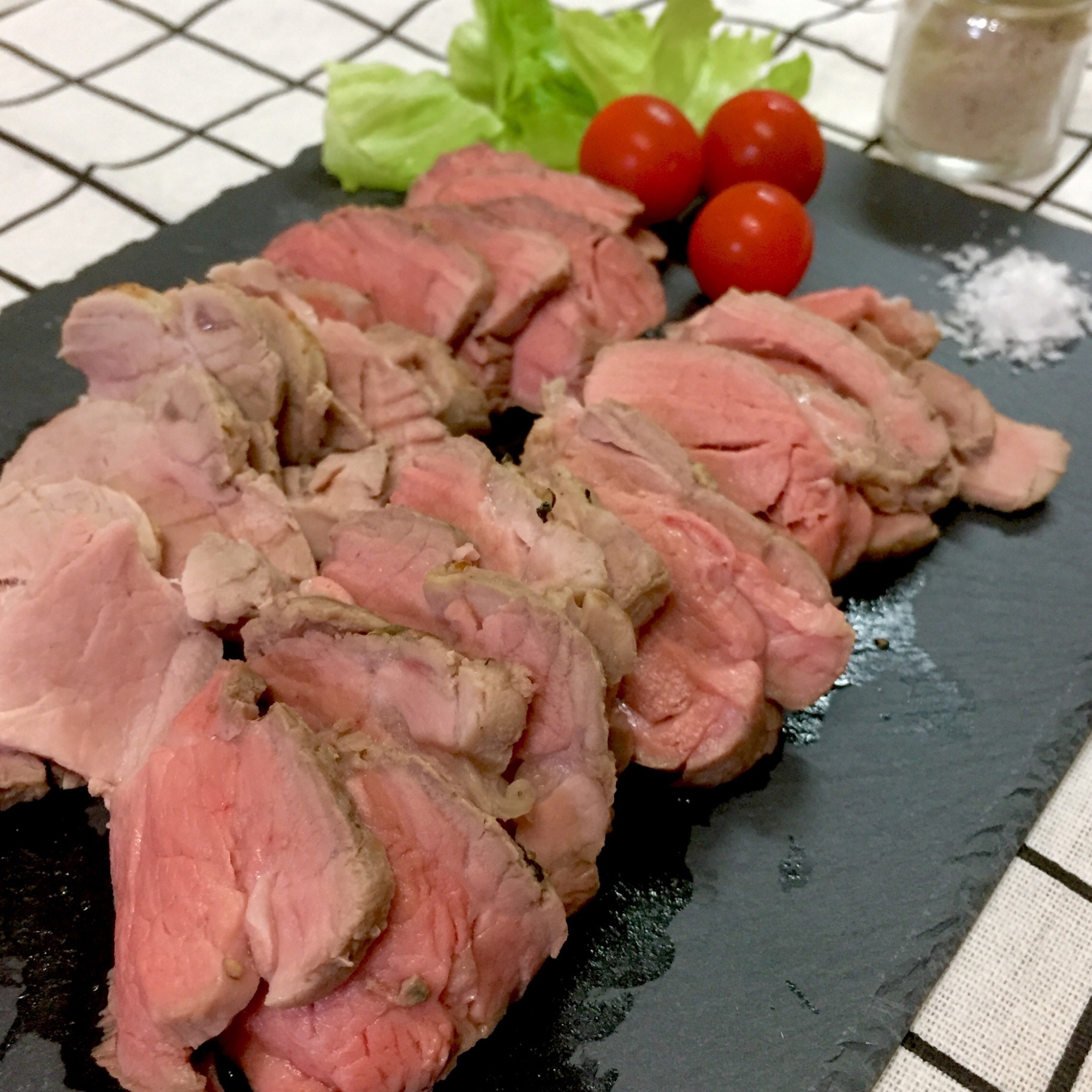 湯煎で放置!失敗しないごちそうローストポーク