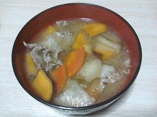 冬の夜はやっぱり豚汁ですね☆
さつま芋は、種子島の知り合いからもらった安納芋です