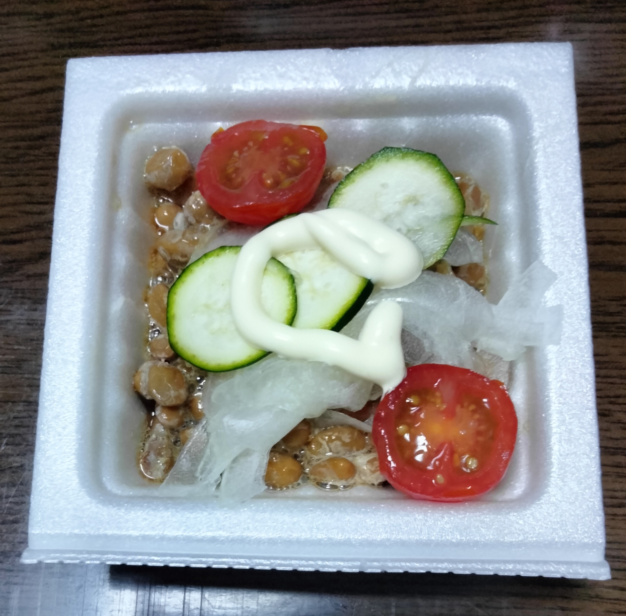 納豆アレンジ 夏野菜のせて トマト新玉ズッキーニ