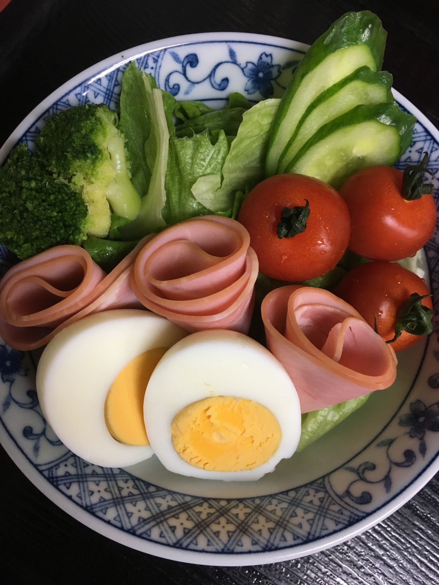 クルクルロースハムたっぷり✨生野菜サラダ(^^)
