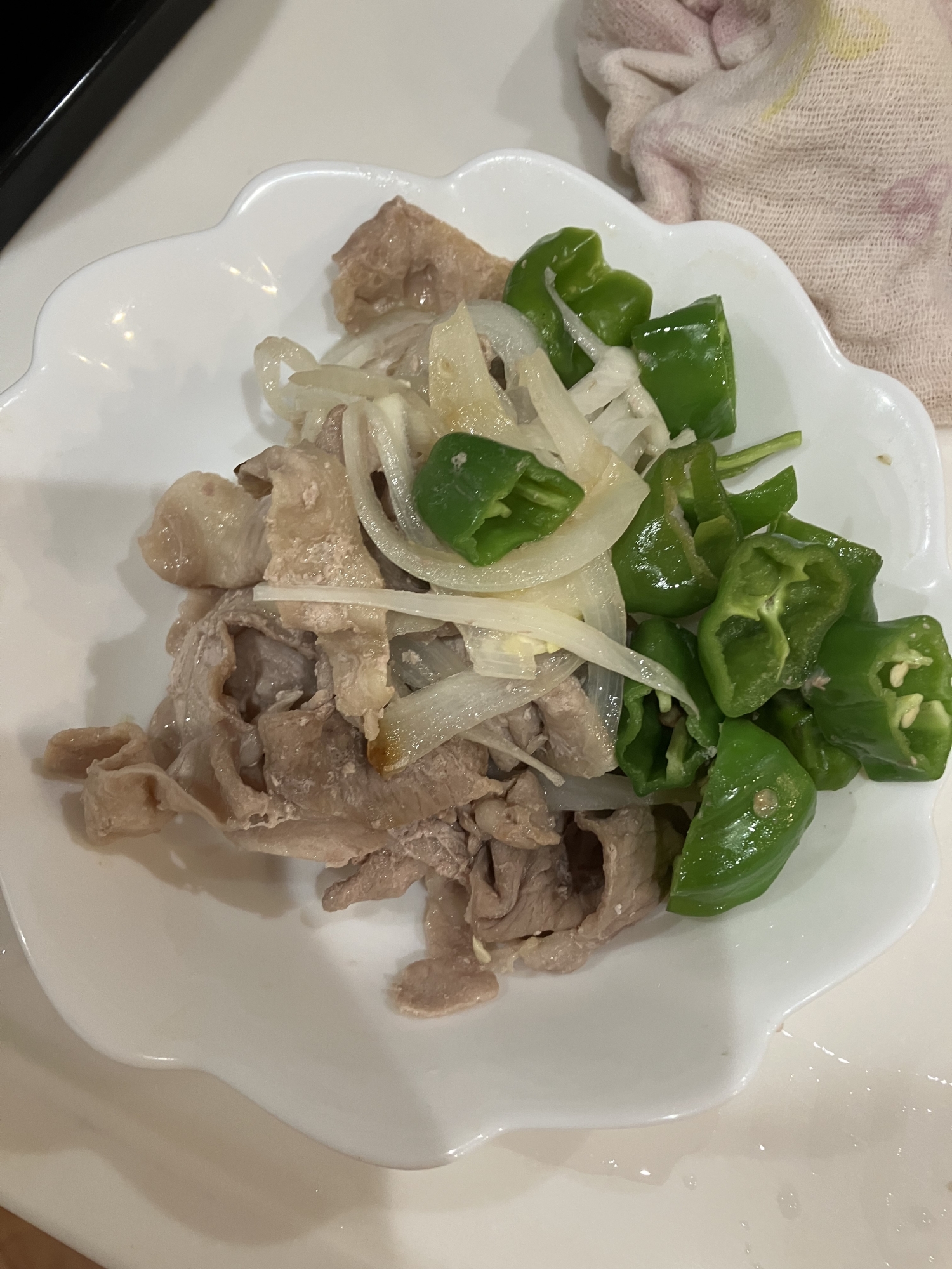 ピーマンと玉ねぎの豚バラ塩炒め