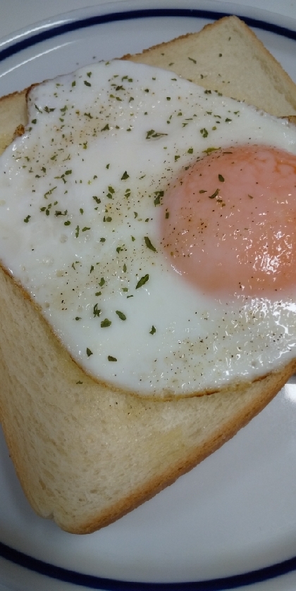 簡単Lunchにいただきました☆ガーリックの香りで食欲増進(笑)ごちそうさまでした(*´ω｀*)