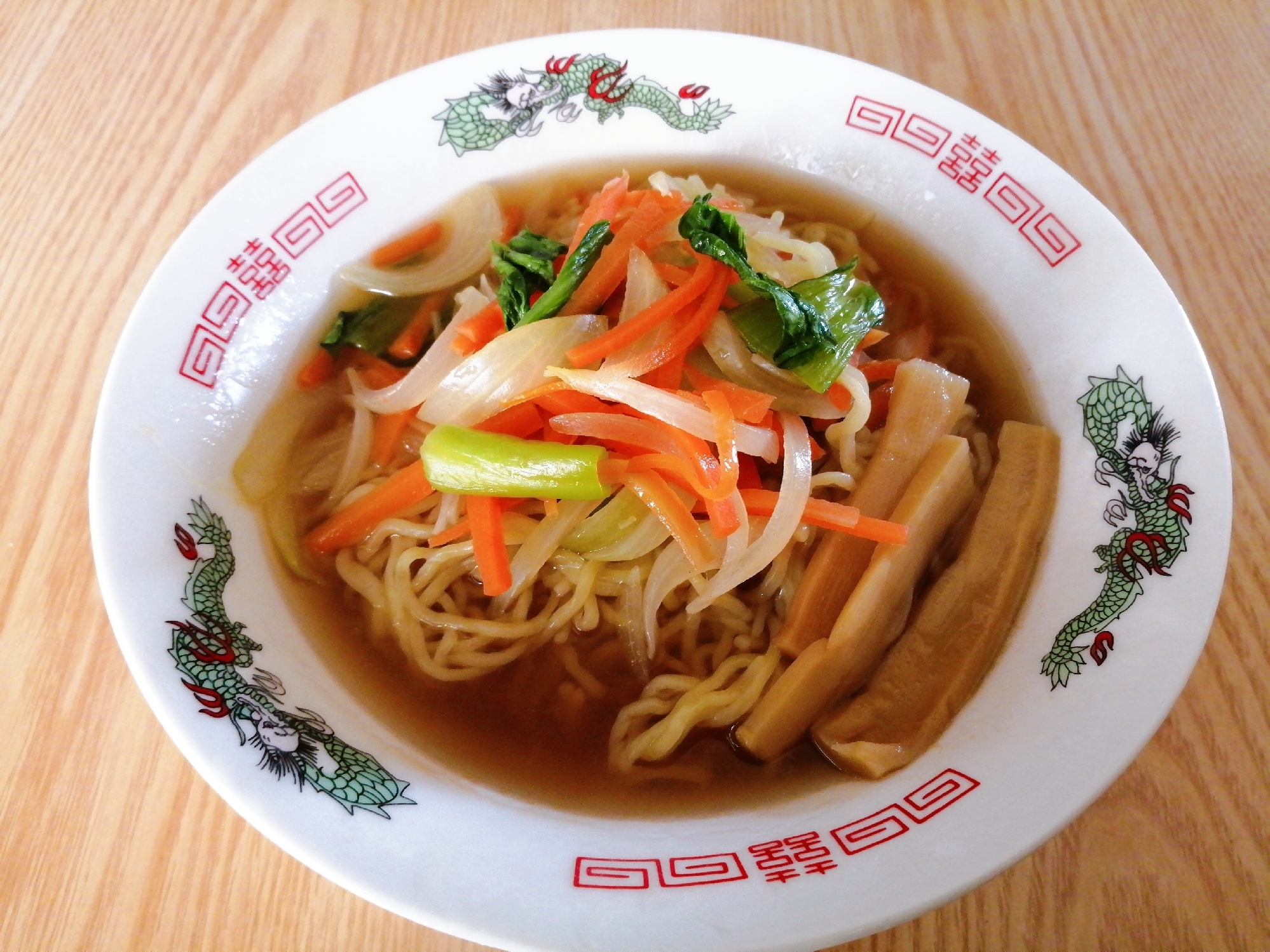 玉ねぎ人参チンゲン菜とメンマの醤油ラーメン