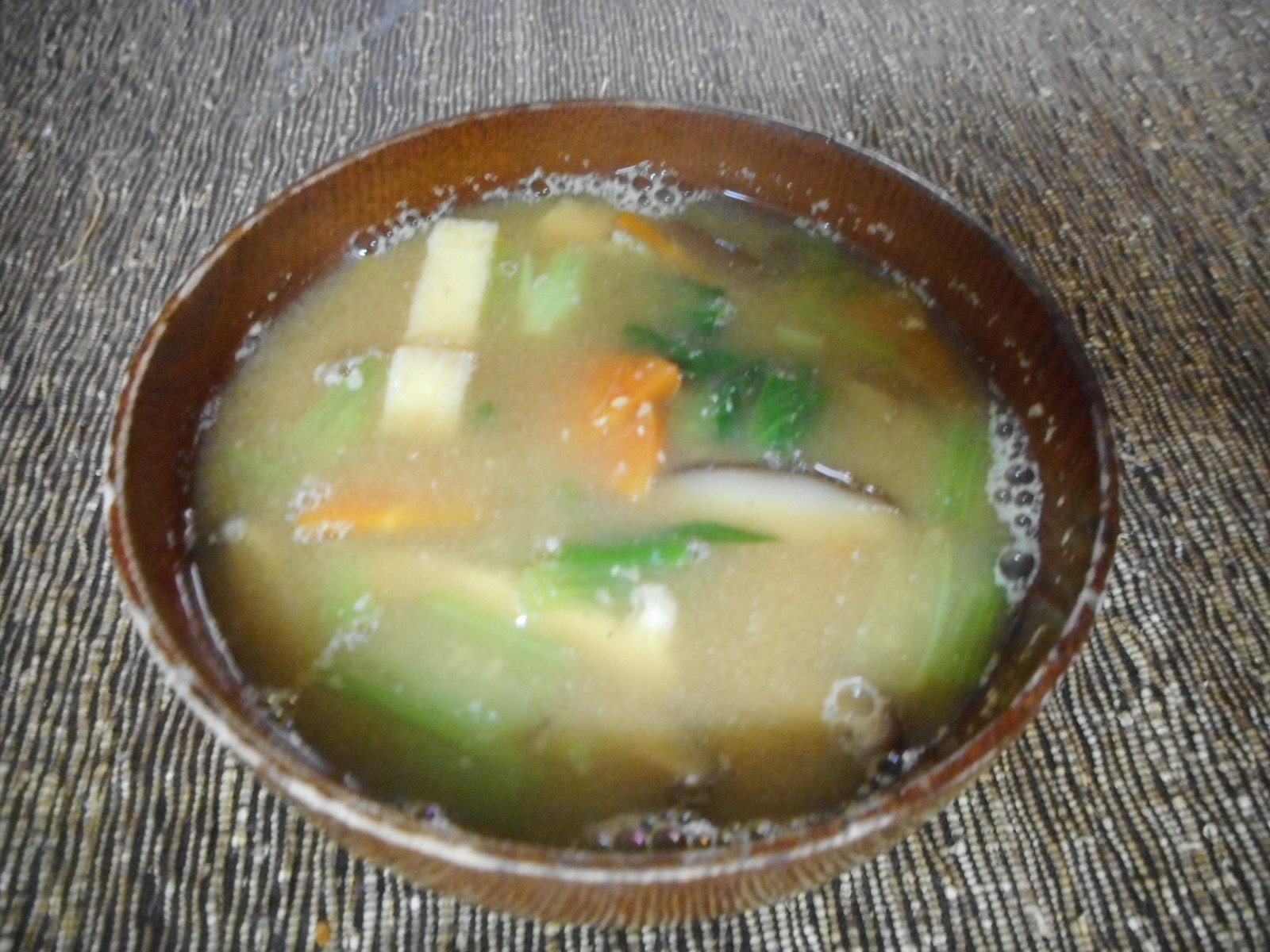 小松菜、にんじん、シイタケの味噌汁