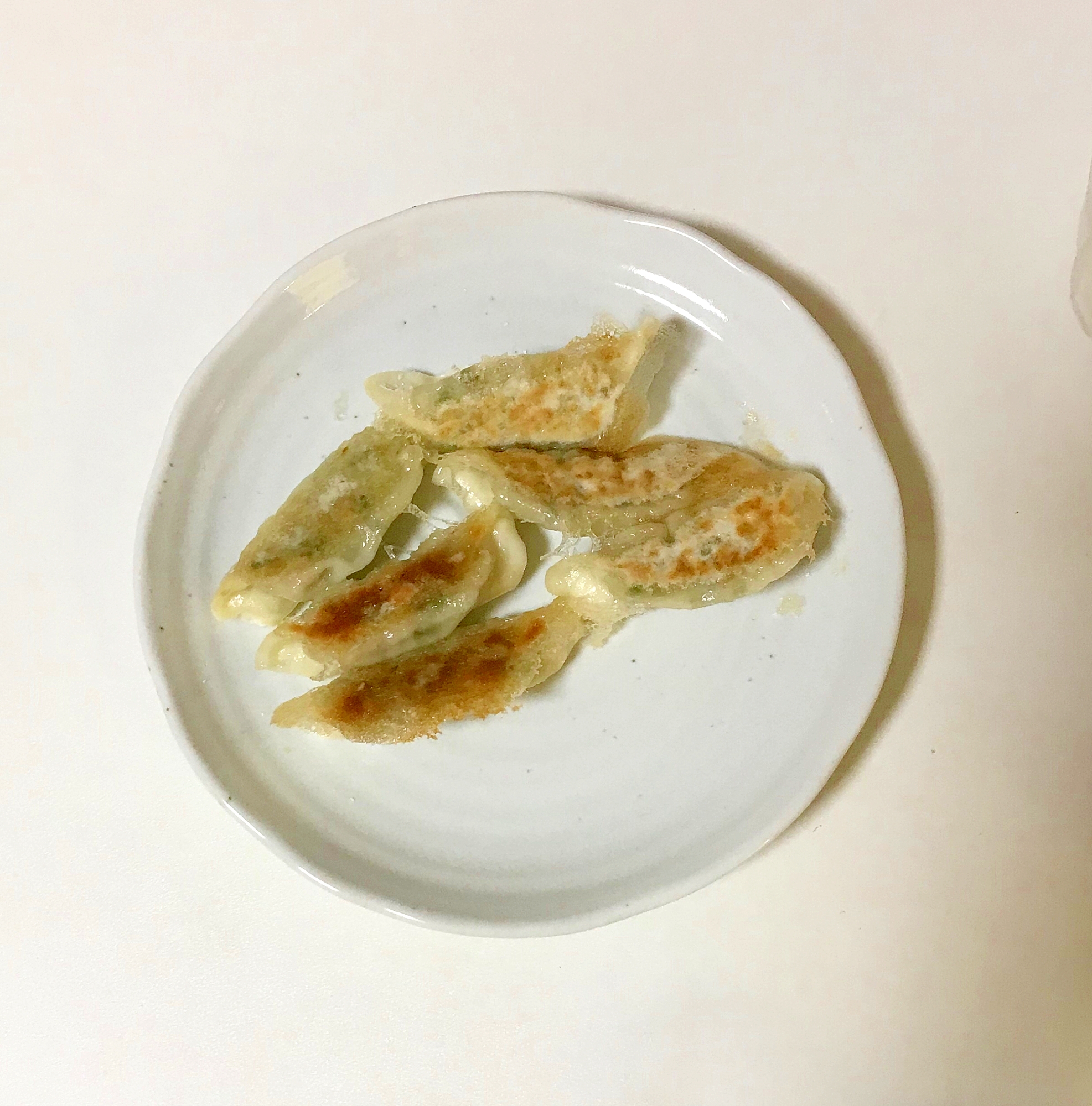 仕上げはごま油の餃子焼き