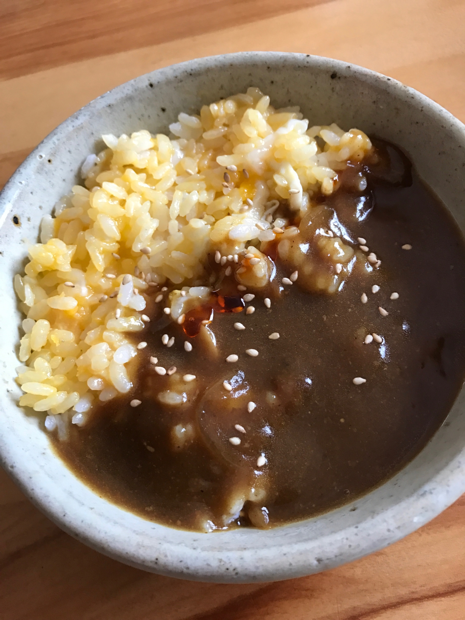 卵ごはんのピリ辛ラー油カレーがけ